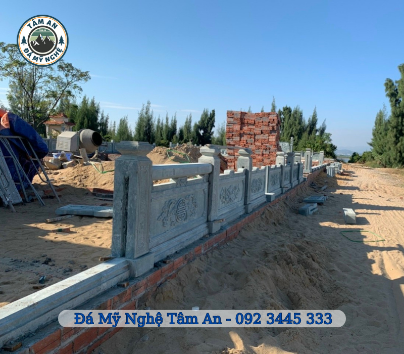 Những mẫu lăng mộ xây đẹp xu hướng thịnh hành không nên bỏ qua hình 2 Khuôn viên khu lăng mộ xây dựng bằng đá xanh tự nhiên cao cấp