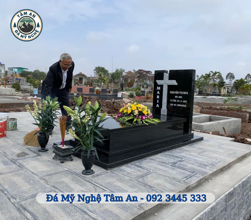 Tổng quan về lăng mộ công giáo hình 1 Mẫu mộ đá công giáo hoa văn họa tiết chạm khắc nổi bật